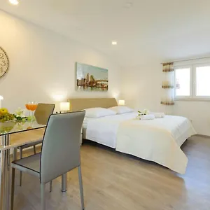  Apartment & Libar Croatia